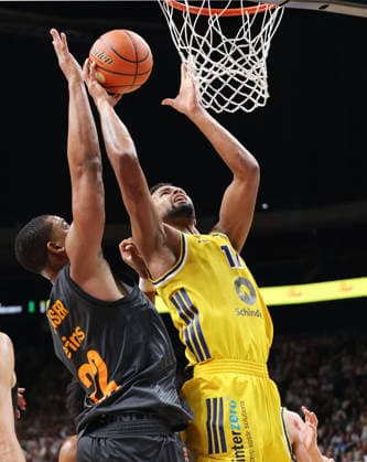 Nighael Ceaser, Norris Agbakoko with the ball; one-on-one; game highlight; action; sports; basketball; BBL; Bundesliga; Men s Division 1; Matchday; 2026–2027 season; September 18, 2026; ALBA Berlin vs. Niners Chemnitz 99ers