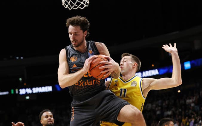 Ben Burnham grabs the rebound, Joe Wieskamp in a duel—game highlight, action, sports, basketball, BBL, Bundesliga, Men s Division 1, Matchday, 2026–2027 season, September 18, 2026, ALBA Berlin vs. Niners Chemnitz 99ers