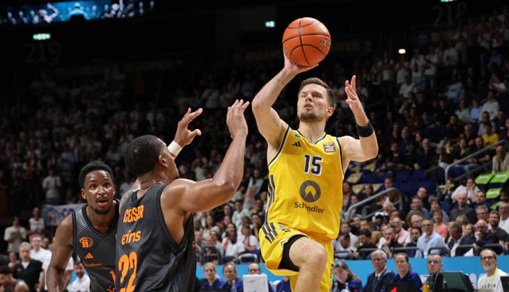 Nighael Ceaser, Martin Hermannsson with the ball; one-on-one; game scene; action; sports; basketball; BBL; Bundesliga; Men s Division 1; Matchday; 2026–2027 season; September 18, 2026; ALBA Berlin vs. Niners Chemnitz 99ers