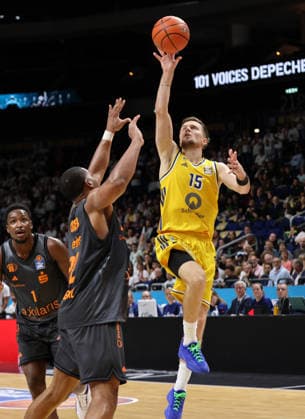 Nighael Ceaser, Martin Hermannsson with the ball; one-on-one; game scene; action; sports; basketball; BBL; Bundesliga; Men s Division 1; Matchday; 2026–2027 season; September 18, 2026; ALBA Berlin vs. Niners Chemnitz 99ers