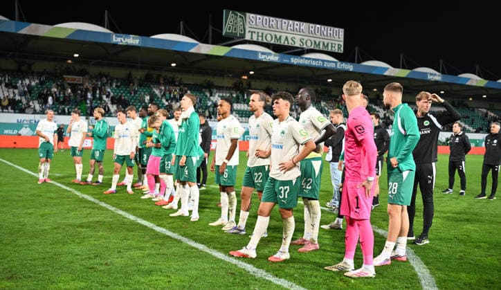 September 18, 2026 Soccer Season 2026–2027, 2nd Bundesliga, Matchday 6: SpVgg Greuther Fürth vs. Kleeblatt FC Magdeburg (FCM) Sports photo by Zink xwoxzix. DFL regulations prohibit any use of photographs as image sequences and or quasi-video For editorial use only: The Fürth team in front of Greuther Fürth fans; fan block; Kleeblatt fans after the game