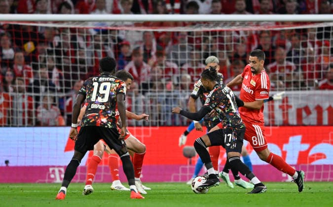 Tackle, Action: Michael Olise, FC Bayern Munich (FCB) 17 vs. Rani Khedira, 1. FC Union Berlin (FCU) 08; FC Bayern Munich (FCB) vs. 1. FC Union Berlin (FCU), September 18, 2026. DFL regulations prohibit any use of photographs as IIMAGE SEQUENCES AND OR QUASI-VIDEO. FC Bayern Munich (FCB) vs. 1. FC Union Berlin (FCU)