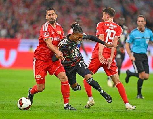 September 18, 2026, 2026–2027 Bundesliga Season, Matchday 4, FC Bayern Munich vs. 1. FC Union Berlin, at the Allianz Arena in Munich, from left: Rani Khedira (Union Berlin) against Michael Olise (FC Bayern Munich) and Janik Haberer (Union Berlin)
