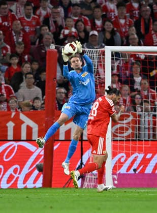 Penalty area scene, Goalmouth scene: Goaltender Frederik Roennow (1 FC Union Berlin, FCU 01) and Christopher Trimmel (1 FC Union Berlin, FCU 28) in action during FC Bayern Munich (FCB) vs. 1 FC Union Berlin (FCU) on September 18, 2026. DFL regulations prohibit any use of PHas image sequences and or quasi-video: FC Bayern Munich (FCB) vs. 1. FC Union Berlin (FCU)