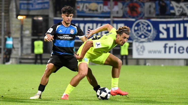 September 18, 2026, xokbx, Regional League Southwest Soccer, FSV Frankfurt vs. Stuttgarter Kickers: Elias Adam Breir (FSV Frankfurt), Leon Neaime (Stuttgarter Kickers), Tackle, Face-off, Frankfurt am Main
