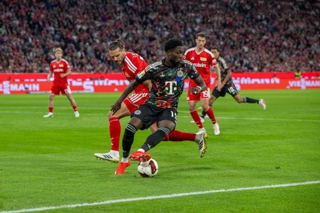 Soccer, Men s, 2026–2027 Season, Bundesliga 1, Matchday 4, FC Bayern Munich vs. 1. FC Union Berlin; from left: Christopher Trimmel (1. FC Union Berlin) and Alphonso Davies (Bayern Munich), September 18, 2026, Copyright: xMatthiasxKochx