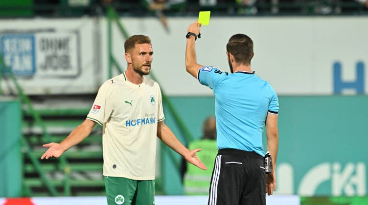September 18, 2026 Soccer Season 2026–2027, Bundesliga 2, Matchday 6: SpVgg Greuther Fürth vs. Kleeblatt FC Magdeburg, FCM Sports Photo by Zink xwoxzix. DFL regulations prohibit any use of photographs as image sequences and or quasi-video For editorial use only. Christian Ballweg: Referee shows Dennis Srbeny (No. 7, SpVgg Greuther Fürth) a yellow card. Yellow