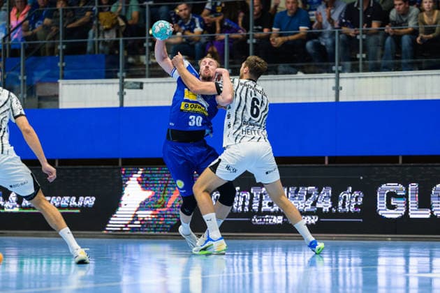 Dominik Solak (ThSV Eisenach), 30, in a one-on-one battle against Harald Reinkind (THW Kiel), 06 GER, ThSV Eisenach vs. THW Kiel, 1 Opel Handball Bundesliga, Handball, Matchday 5, 2026–2027 Season, 8:00 p.m., September 18, 2026 GER, ThSV Eisenach vs. THW Kiel, 1st Opel Handball Bundesliga, Handball, Matchday 5, 2026–2027 season, 8:00 p.m., September 18, 2026, Eisenach Copyright: xMartinxHerbstx