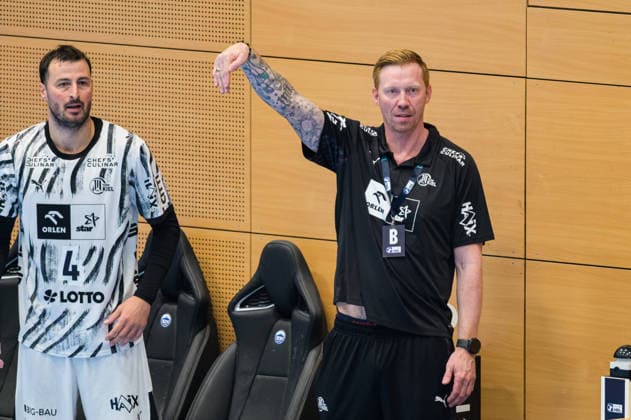 Borge Lund (THW Kiel), coach, points to Domagoj Duvnjak (THW Kiel) for stepping out of bounds, September 4, 2026, ThSV Eisenach vs. THW Kiel, Opel Handball Bundesliga, Handball, Matchday 5, 2026–2027 season, 8:00 p.m., September 18, 2026 GER, ThSV Eisenach vs. THW Kiel, 1st Opel Handball Bundesliga, Handball, Matchday 5, 2026–2027 season, 8:00 p.m., September 18, 2026, Eisenach Copyright: xMartinxHerbstx