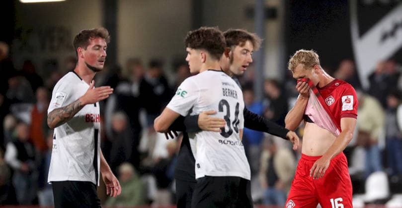 September 18, 2026, xfsx, Men s, Soccer, 2026–2027 Season, 3rd Division, Matchday 7: SC Verl vs. FC Würzburger Kickers; from left: Verl players celebrating after the game, Louis Breunig of FC Würzburger Kickers looking disappointed; disappointment, disappointed; Verl Sportclub Arena, North Rhine-Westphalia, Germany