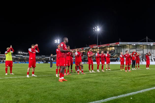 The FC Wuerzburger Kickers players pose, looking disappointed, for the fans who traveled with them after the 2–1 loss. GER, SC Verl vs. FC Wuerzburger Kickers, soccer, 3. Liga, Matchday 7, 2026–2027 season, September 18, 2026 DFL regulations prohibit the use of photographs as image sequences and or quasi-video footage GER, SC Verl vs. FC Wuerzburger Kickers, soccer, 3. Liga, Matchday 7, 2026–2027 season, September 18, 2026, Verl Copyright: xEibner-Pressefoto JanxRollingerx EP_JSK
