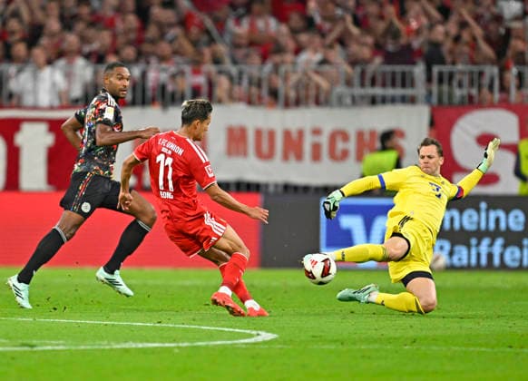 September 18, 2026, 2026–2027 Bundesliga, Matchday 4, FC Bayern Munich vs. 1. FC Union Berlin, at the Allianz Arena in Munich, FC Bayern Munich goalkeeper Manuel Neuer blocks a shot by Woo Yeong Jeong of Union Berlin (from left: Jonathan Tah of FC Bayern Munich), Woo Yeong Jeong of Union Berlin and goalkeeper Manuel Neuer of FC Bayern Munich