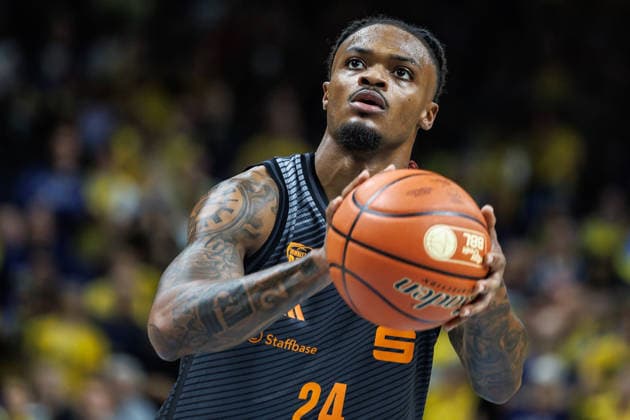 Basketball, Men s Bundesliga, Alba Berlin vs. Niners Chemnitz, Uber Arena on September 18, 2026, in Berlin. Cobe Williams of the Niners Chemnitz shoots the ball toward the basket. Alba Berlin vs. Niners Chemnitz