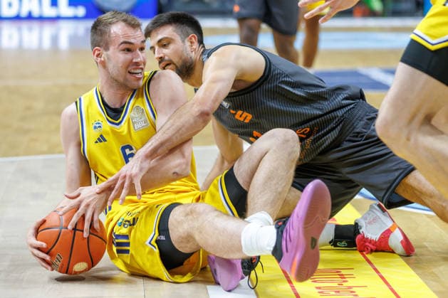 Basketball, Men s Bundesliga, Alba Berlin vs. Niners Chemnitz, Uber Arena on September 18, 2026, in Berlin; Malte Delow of ALBA Berlin battles Mateo Seric of the Niners Chemnitz for the ball; Alba Berlin vs. Niners Chemnitz