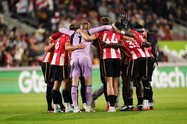 Premier League: Brentford v Chelsea Brentford players huddle before kick off during the Premier League match Brentford vs Chelsea at GTECH Community Stadium, London, United Kingdom on 18 September 2026 (Photo by Harvey Murphy News Images) Copyright: xHarveyxMurphy NewsxImagesx