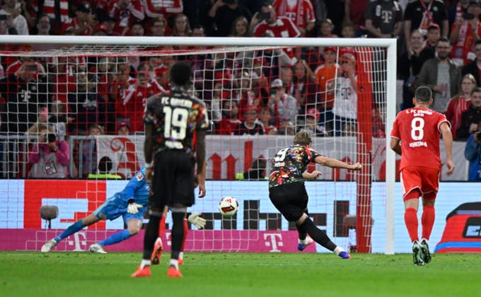 GOAL: 2-0 Harry Kane FC Bayern Munich FCB 09 Shot on goal, scoring opportunity, penalty kick, Penalty Kick Against Goalkeeper Frederik Rönnow 1 FC Union Berlin FCU 01 Rani Khedira 1 FC Union Berlin FCU 08 FC Bayern Munich FCB vs. 1 FC Union Berlin FCU September 18, 2026 DFL REGULATIONS PROHIBIT ANY USE OF PHOTOGRAPHS AS IMAGE SEQUENCES AND OR QUASI-VIDEO FC Bayern Munich FCB vs. 1 FC Union Berlin FCU