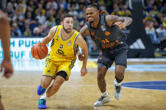 Basketball, Men s Bundesliga, Alba Berlin vs. Niners Chemnitz, Uber Arena on September 18, 2026, in Berlin. Urald King of the Niners Chemnitz battles Jordan Ford of Alba Berlin for the ball. Alba Berlin vs. Niners Chemnitz
