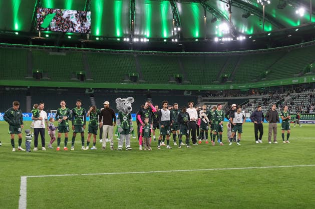 September 18, 2026, xgox, Soccer, 2. Bundesliga, VfL Wolfsburg vs. SV Darmstadt 98, Wolfsburg celebrating the victory, celebration after the final whistle. DFL and DFB regulations prohibit any use of photographs as image sequences and or quasi-video. Wolfsburg
