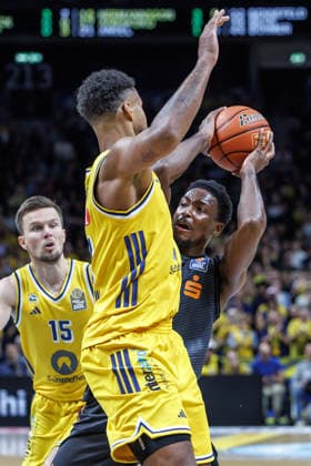Basketball, Men s Bundesliga, Alba Berlin vs. Niners Chemnitz, Uber Arena on September 18, 2026, in Berlin: Norris Agbakoko of ALBA Berlin battles Phlandrous Fleming Jr. of the Niners Chemnitz for the ball. Alba Berlin vs. Niners Chemnitz
