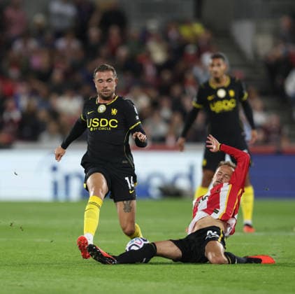 Premier League - Brentford v Chelsea LONDON, ENGLAND, SEPTEMBER 18: Jordan Henderson of Chelsea is tackled by Mikkel Damsgaard of Brentford during The Premier League match between Brentford v Chelsea at GTECH Community Stadium, London, England, on September 18. (Photo by Daniel Weir) London GTECH Community Stadium England Copyright: xDanielxWeir SportsxPressxPhotox Sportspressphoto_SPR234069