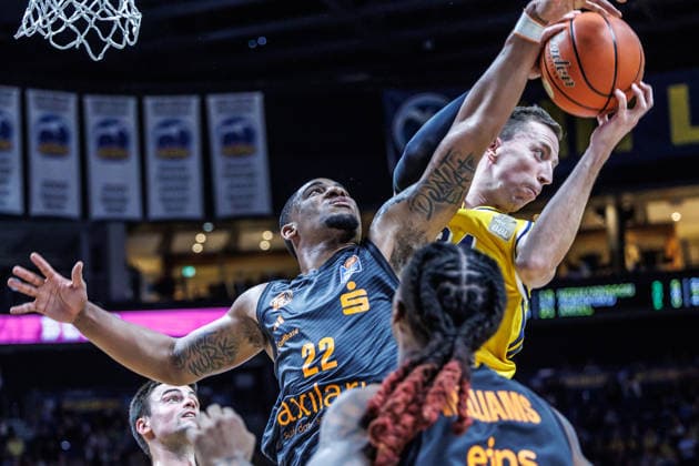 Basketball, Men s Bundesliga, Alba Berlin vs. Niners Chemnitz, Uber Arena on September 18, 2026, in Berlin. Nighael Ceaser of the Niners Chemnitz battles Justin Bean of Alba Berlin for the ball. Alba Berlin vs. Niners Chemnitz