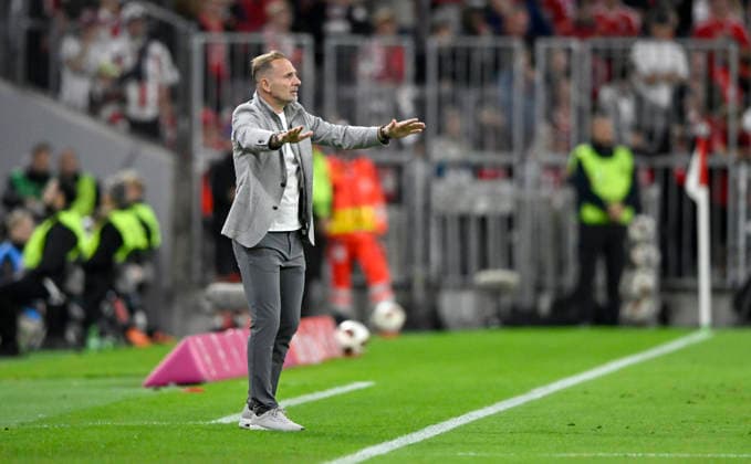 Coach Mauro Lustrinelli of 1. FC Union Berlin (FCU) on the sidelines, gesturing during the match between FC Bayern Munich (FCB) and 1. FC Union Berlin (FCU) on September 18, 2026. DFL regulations prohibit any use of photographs as image sequences and or QUASI-VIDEO: FC Bayern Munich (FCB) vs. 1. FC Union Berlin (FCU)