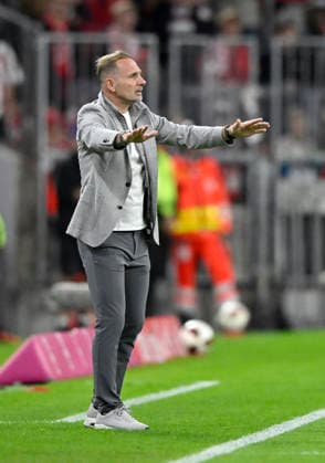 Coach Mauro Lustrinelli of 1. FC Union Berlin (FCU) on the sidelines, gesturing during the match between FC Bayern Munich (FCB) and 1. FC Union Berlin (FCU) on September 18, 2026. DFL regulations prohibit any use of photographs as image sequences and or QUASI-VIDEO: FC Bayern Munich (FCB) vs. 1. FC Union Berlin (FCU)