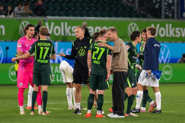 German Soccer 2. Bundesliga, Matchday 6, 2026–2027, VfL Wolfsburg vs. SV Darmstadt 98 on September 18, 2026, at the Volkswagen Arena in Wolfsburg: Maximilian Arnold of VfL Wolfsburg, age 27, and Florian Kohfeldt of SV Darmstadt 98, the coaches, after the final whistle Copyright: xSvenxHeidmannx