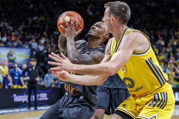 Basketball, Men s Bundesliga, Alba Berlin vs. Niners Chemnitz, Uber Arena on September 18, 2026, in Berlin; Joe Wieskamp of ALBA Berlin battles Cobe Williams of the Niners Chemnitz for the ball; Alba Berlin vs. Niners Chemnitz