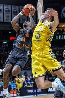 Basketball, Men s Bundesliga, Alba Berlin vs. Niners Chemnitz, Uber Arena on September 18, 2026, in Berlin; Joe Wieskamp of ALBA Berlin battles Cobe Williams of the Niners Chemnitz for the ball; Alba Berlin vs. Niners Chemnitz