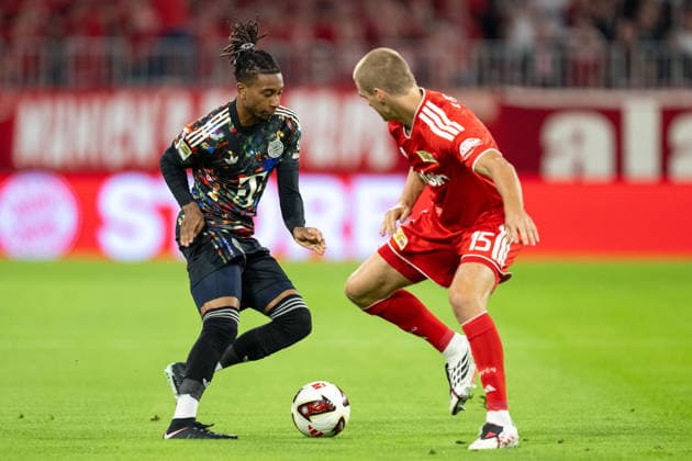 Michael Olise 17 (FC Bayern Munich) in a tackle with Tom Rothe 15 (1. FC Union Berlin), FC Bayern Munich vs. 1. FC Union Berlin, Bundesliga, Matchday 4, September 18, 2026. DFB regulations prohibit any use of photographs as image sequences and or quasi-video. Munich, Bayern, Germany Copyright: xkolbert-press UlrichxGamelx