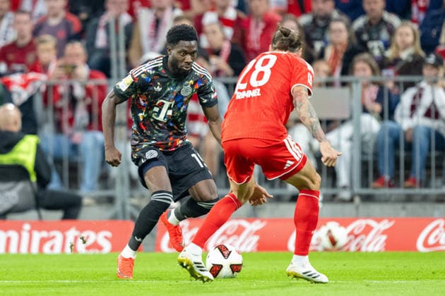 Alphonso Davies (19), FC Bayern Munich, in a tackle with Christopher Trimmel (28), 1. FC Union Berlin; FC Bayern Munich vs. 1. FC Union Berlin, Bundesliga, Matchday 4, September 18, 2026. DFB regulations prohibit any use of photographs as image sequences and or quasi-video. Munich, Bayern, Germany Copyright: xkolbert-press UlrichxGamelx