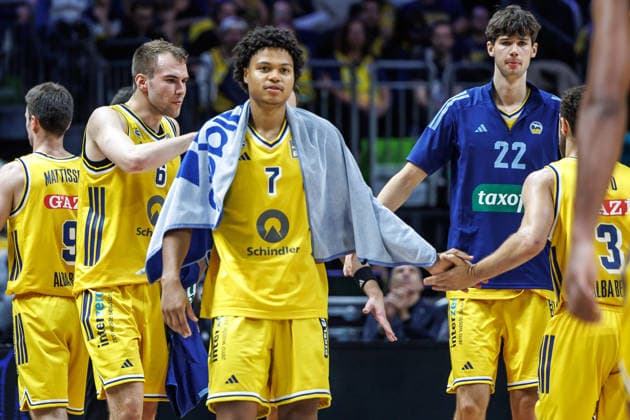 Basketball, Men s Bundesliga, Alba Berlin vs. Niners Chemnitz, Uber Arena on September 18, 2026, in Berlin. The team high-fives at halftime: Alba Berlin vs. Niners Chemnitz