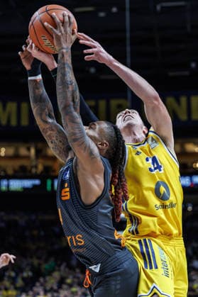 Basketball, Men s Bundesliga, Alba Berlin vs. Niners Chemnitz, Uber Arena on September 18, 2026, in Berlin. Cobe Williams of the Niners Chemnitz battles Justin Bean of Alba Berlin for the ball. Alba Berlin vs. Niners Chemnitz