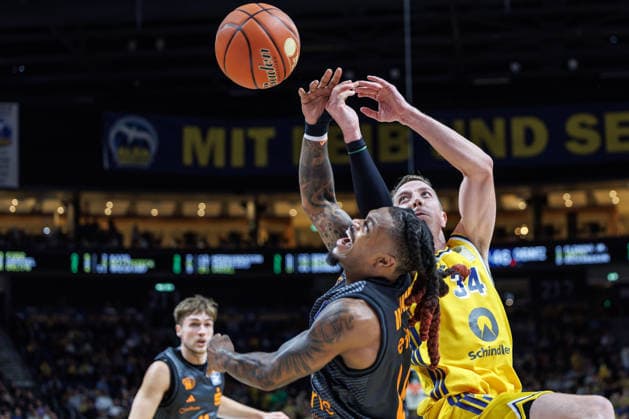 Basketball, Men s Bundesliga, Alba Berlin vs. Niners Chemnitz, Uber Arena on September 18, 2026, in Berlin. Cobe Williams of the Niners Chemnitz battles Justin Bean of Alba Berlin for the ball. Alba Berlin vs. Niners Chemnitz