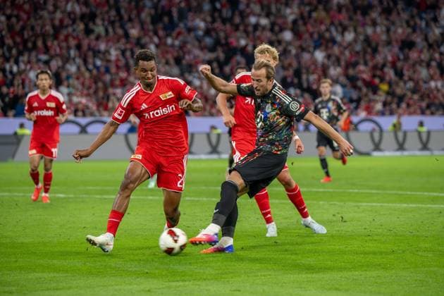 Soccer, Men s, 2026–2027 Season, Bundesliga 1, Matchday 4, FC Bayern Munich vs. 1. FC Union Berlin; from left: Felix Uduokhai (1. FC Union Berlin), Harry Kane (Bayern Munich), Leopold Querfeld (1. FC Union Berlin); September 18, 2026, Copyright: xMatthiasxKochx