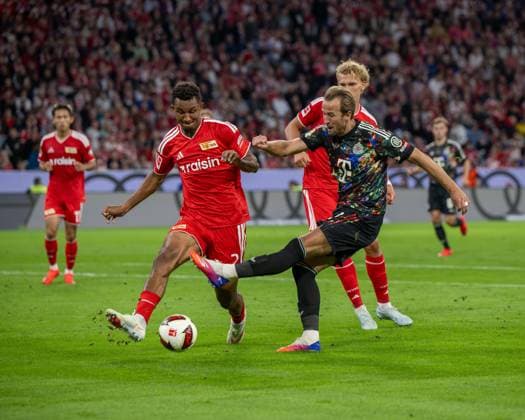 Soccer, Men s, 2026–2027 Season, Bundesliga 1, Matchday 4, FC Bayern Munich vs. 1. FC Union Berlin; from left: Felix Uduokhai (1. FC Union Berlin), Harry Kane (Bayern Munich), Leopold Querfeld (1. FC Union Berlin); September 18, 2026, Copyright: xMatthiasxKochx