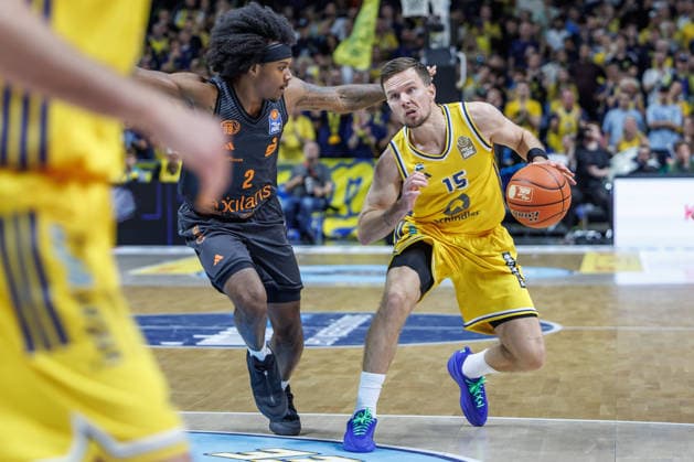 Basketball, Men s Bundesliga, Alba Berlin vs. Niners Chemnitz, Uber Arena on September 18, 2026, in Berlin; Stefan Smith of the Niners Chemnitz battles Martin Hermannsson of Alba Berlin for the ball; Alba Berlin vs. Niners Chemnitz