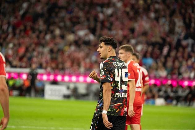 September 18, 2026: FC Bayern Munich vs. Union Berlin, Matchday 4 of the Bundesliga 1 at the Allianz Arena in Munich. Thumbs up from Aleksandar Pavlovic, FC Bayern Munich, 45 IMPORTANT NOTICE: In accordance with DFL and DFB regulations, it is prohibited to use or allow the use of photographs taken in the stadium and or during the game in the form of sequential images and or video-like photo series. Copyright: xJamesxZabelx