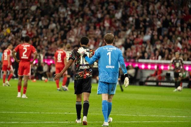 September 18, 2026: FC Bayern Munich vs. Union Berlin, Matchday 4 of the Bundesliga at the Allianz Arena in Munich. Jamal Musiala (FC Bayern Munich, No. 10) and Frederik Rönnow (Union Berlin), 1 IMPORTANT NOTICE: In accordance with the guidelines of the DFL and the DFB, it is prohibited to use or allow the use of photographs taken in the stadium and or during the game in the form of sequential images and or video-like photo series. Copyright: xJamesxZabelx