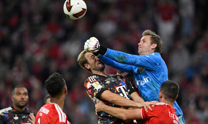 Penalty area play, Goalmouth action, header duel, tackle, goalkeeper Frederik Roennow (1 FC Union Berlin, FCU 01) scores against Harry Kane (FC Bayern Munich, FCB 09) with a header; Felix Uduokhai (1 FC Union Berlin, FCU 02) and Rani Khedira (1 FC Union Berlin, FCU 0)8 FC Bayern Munich FCB vs. 1 FC Union Berlin FCU September 18, 2026 DFL regulations prohibit any use of photographs as image sequences and or quasi-video FC Bayern Munich FCB vs. 1 FC Union Berlin FCU