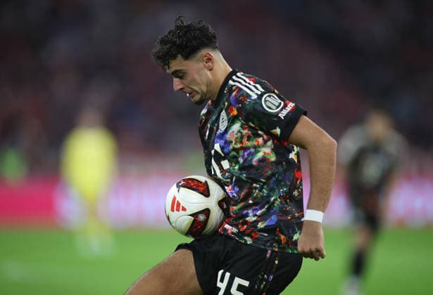 Soccer, Men s, Bundesliga, 2026–2027 Season, FC Bayern Munich vs. 1. FC Union Berlin, Allianz Arena: Aleksandar Pavlovic of FC Bayern Munich controls the ball with his stomach. DFB and DFL regulations prohibit any use of photographs as image sequences and or quasi-video.