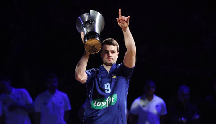 Jonas Mattisseck presents the Championship Trophy: Upper Body Exercise, Basketball, BBL Bundesliga, Men s Division 1, Matchday, 2026–2027 Season, September 18, 2026, ALBA Berlin vs. Niners Chemnitz 99ers