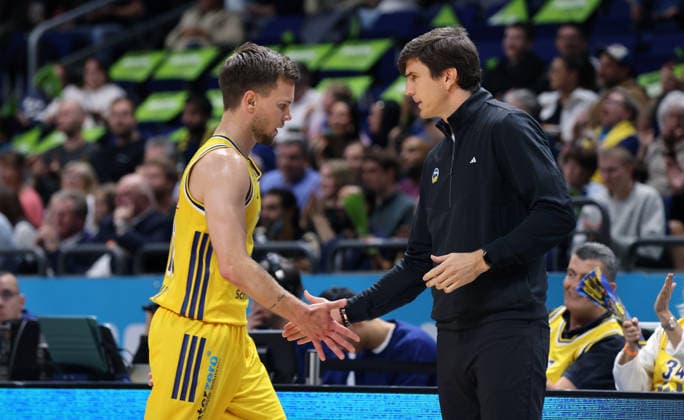 Martin Hermannsson high-fives coach Pedro Calles. Action. Upper body. Sports. Basketball. BBL. Bundesliga. Men s 1. Matchday. 2026–2027 season. September 18, 2026. ALBA Berlin vs. Niners Chemnitz 99ers