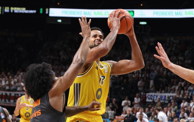Stefan Smith, Norris Agbakoko with the ball; one-on-one; game action; sports; basketball; BBL; Bundesliga; Men s Division 1; Matchday; 2026–2027 season; September 18, 2026; ALBA Berlin vs. Niners Chemnitz 99ers