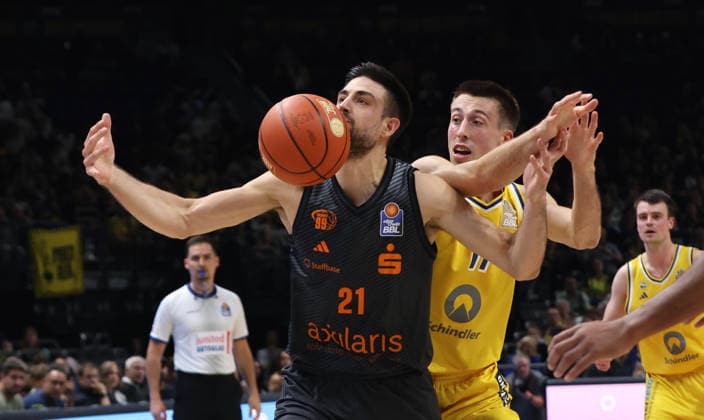 Mateo Seric with the ball, Joe Wieskamp in a matchup; game scene; action; sports; basketball; BBL; Bundesliga; Men s Division 1; Matchday; 2026–2027 season; September 18, 2026; ALBA Berlin vs. Niners Chemnitz 99ers