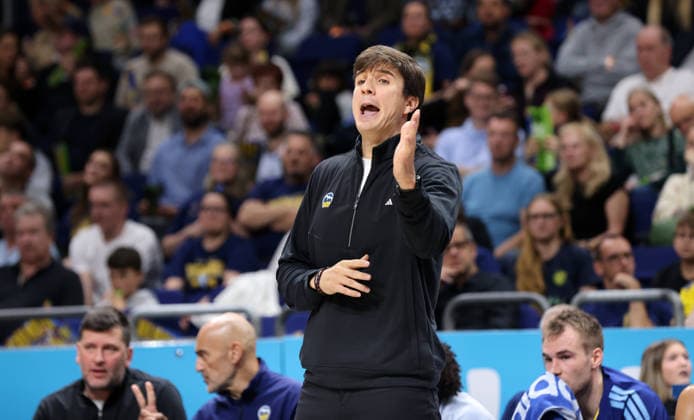 Coach Pedro Calles gives instructions Upper body exercise Sports Basketball BBL Bundesliga Men s 1 Matchday 2026–2027 Season September 18, 2026 ALBA Berlin vs. Niners Chemnitz 99ers