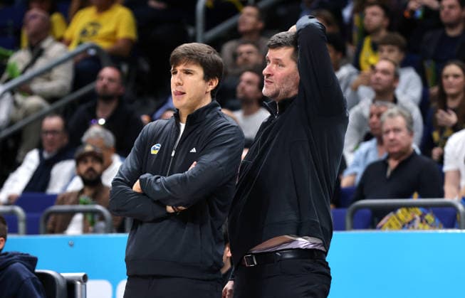 Head Coach Pedro Calles, Assistant Coach Sebastian Trzcionka, deep in thought; Upper-body exercise; Basketball; BBL; Bundesliga; Men s 1; Matchday; 2026–2027 season; September 18, 2026; ALBA Berlin vs. Niners Chemnitz 99ers
