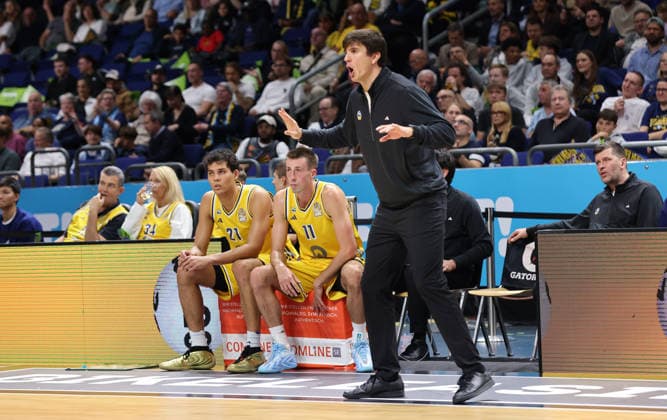 New signings Brandon Angel and Joe Wieskamp are about to enter the game; Coach Pedro Calles gives instructions. Sports, Basketball, BBL, Bundesliga, Men s 1, Matchday, 2026–2027 Season, September 18, 2026, ALBA Berlin vs. Niners Chemnitz 99ers