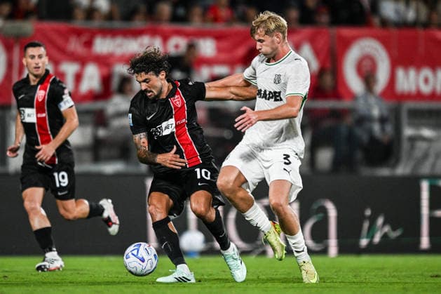 Patrick Cutrone of AC Monza fights for the ball with Josh Doig of Sassuolo FC during the Serie A soccer match between AC Monza and Sassuolo FC the Brianteo Stadium in Monza, north Italy - September 18, 2026. - Soccer.  Copyright: xTizianoxBallabio LaPressex